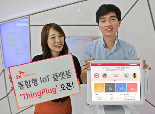 SK텔레콤은 누구나 쉽게 사물인터넷(IoT) 서비스를 개발하고 실생활에 적용할 수 있도록 지원하는 통합형 플랫폼 '씽플러그'(ThingPlug)를 10일 출시했다고 밝혔다. 회사 직원들이 씽플러그 웹 포털을 소개하고 있다. 사진= SK텔레콤 제공